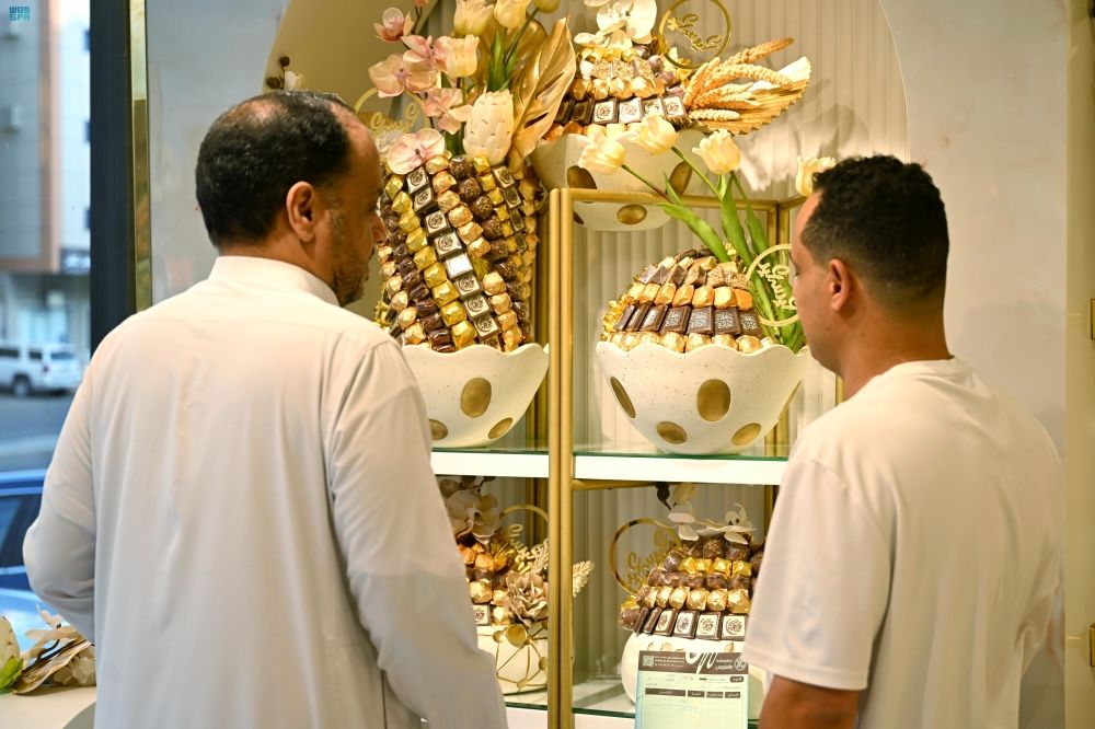 إقبال على شراء الحلويات في أسواق مكة المكرمة - واس