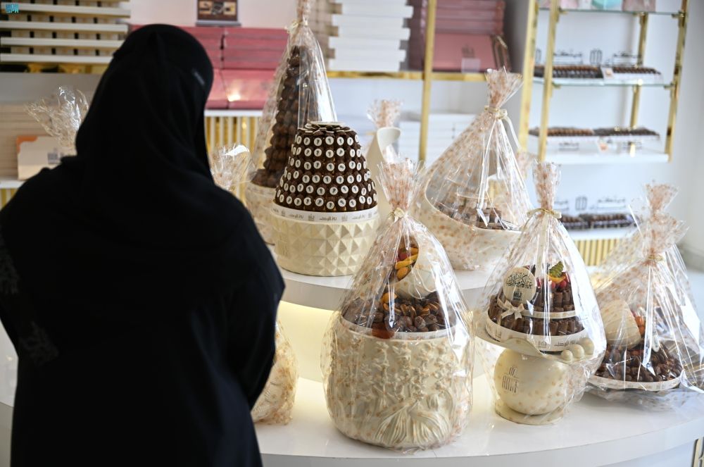 إقبال على شراء الحلويات في أسواق مكة المكرمة - واس