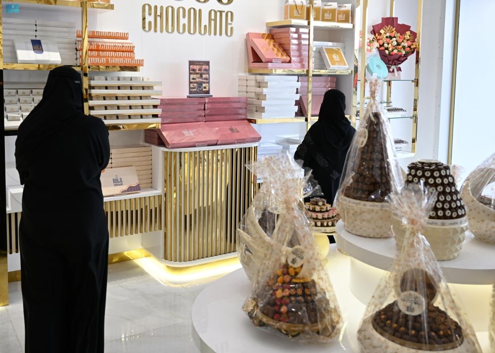 إقبال على شراء الحلويات في أسواق مكة المكرمة - واس