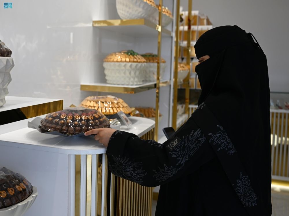 إقبال على شراء الحلويات في أسواق مكة المكرمة - واس