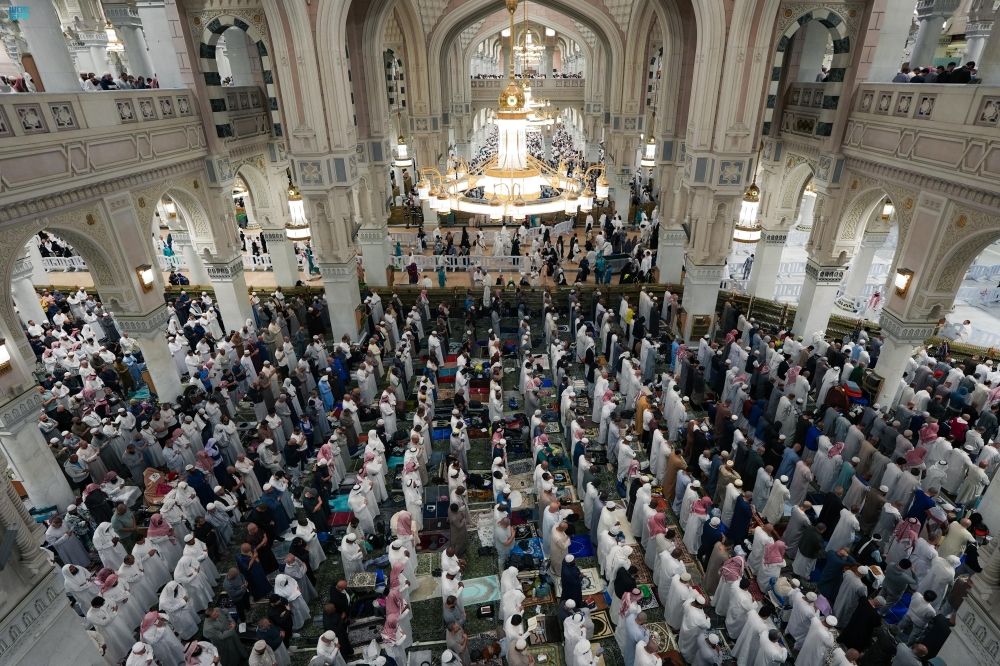 أداء صلاتي العشاء والتراويح في المسجد الحرام - واس