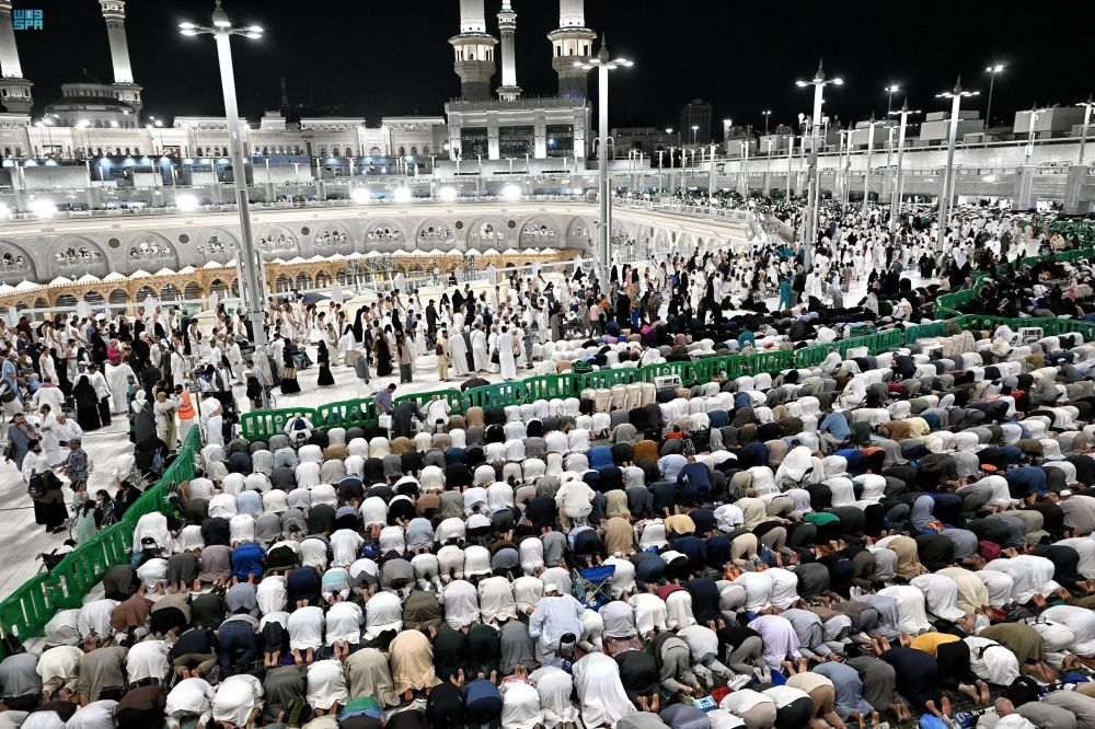 أداء صلاتي العشاء والتراويح في المسجد الحرام - واس