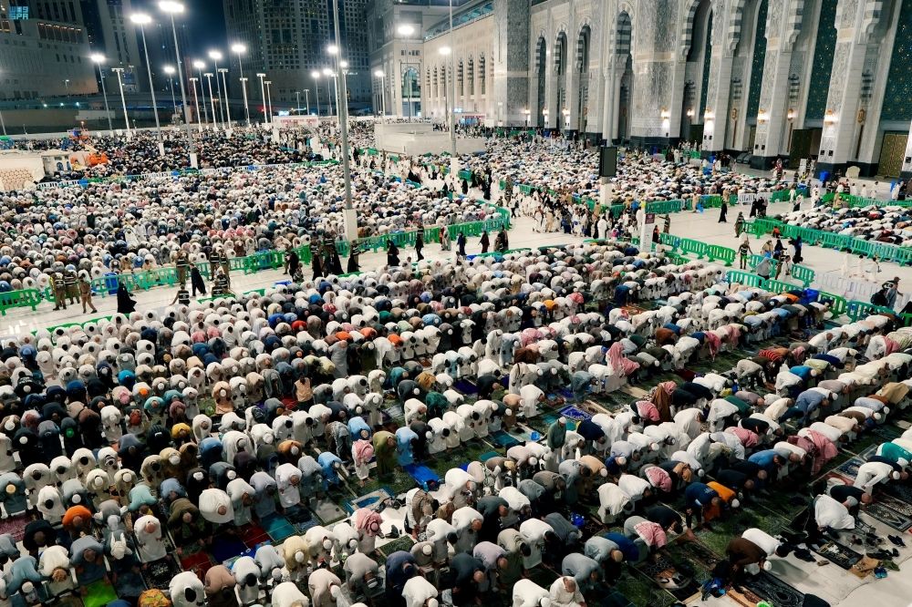 أداء صلاتي العشاء والتراويح في المسجد الحرام - واس