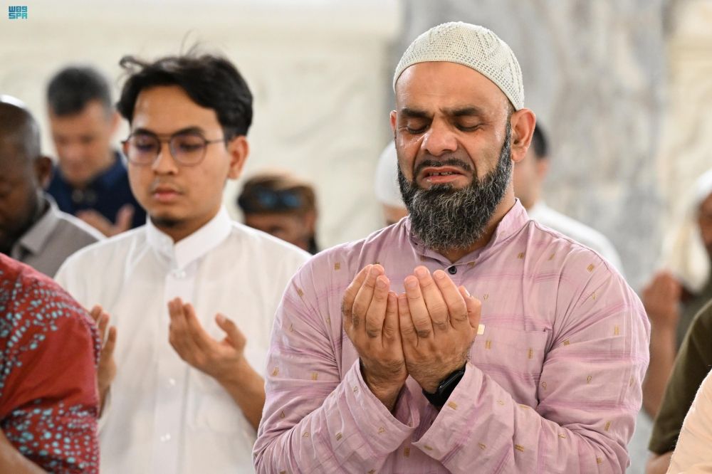 ضيوف الرحمن يشهدون ختم القرآن الكريم في المسجد الحرام - واس
