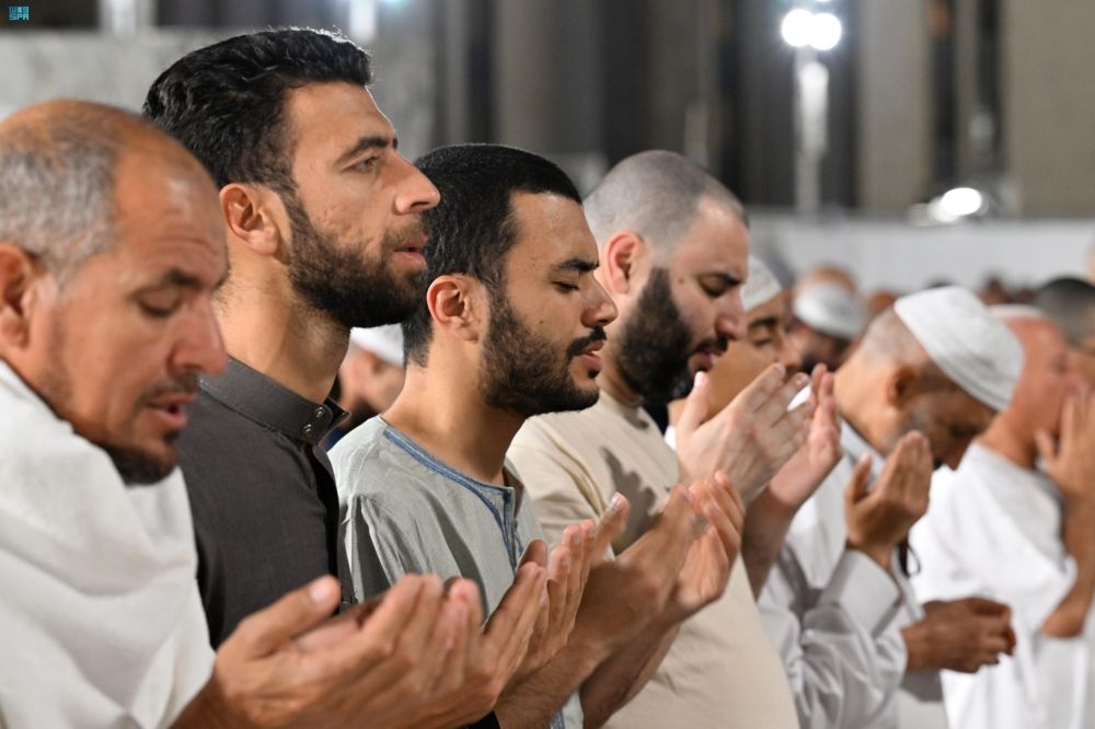 ضيوف الرحمن يشهدون ختم القرآن الكريم في المسجد الحرام - واس
