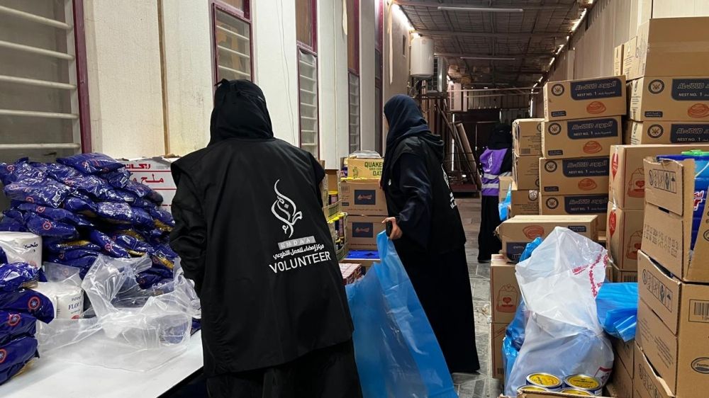 ”فتاة الأحساء“ توزع سلالاً غذائية على 950 أسرة - اليوم