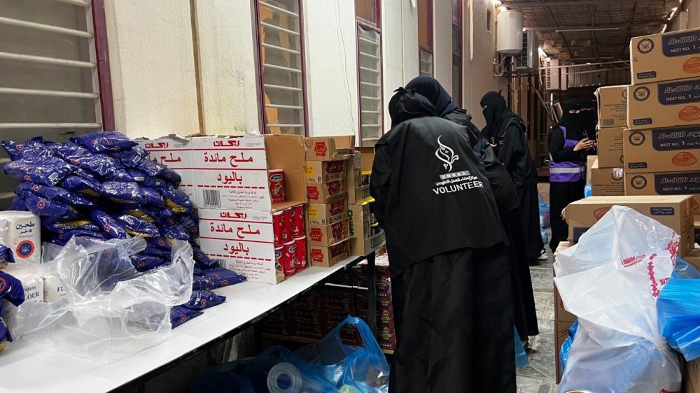 ”فتاة الأحساء“ توزع سلالاً غذائية على 950 أسرة - اليوم