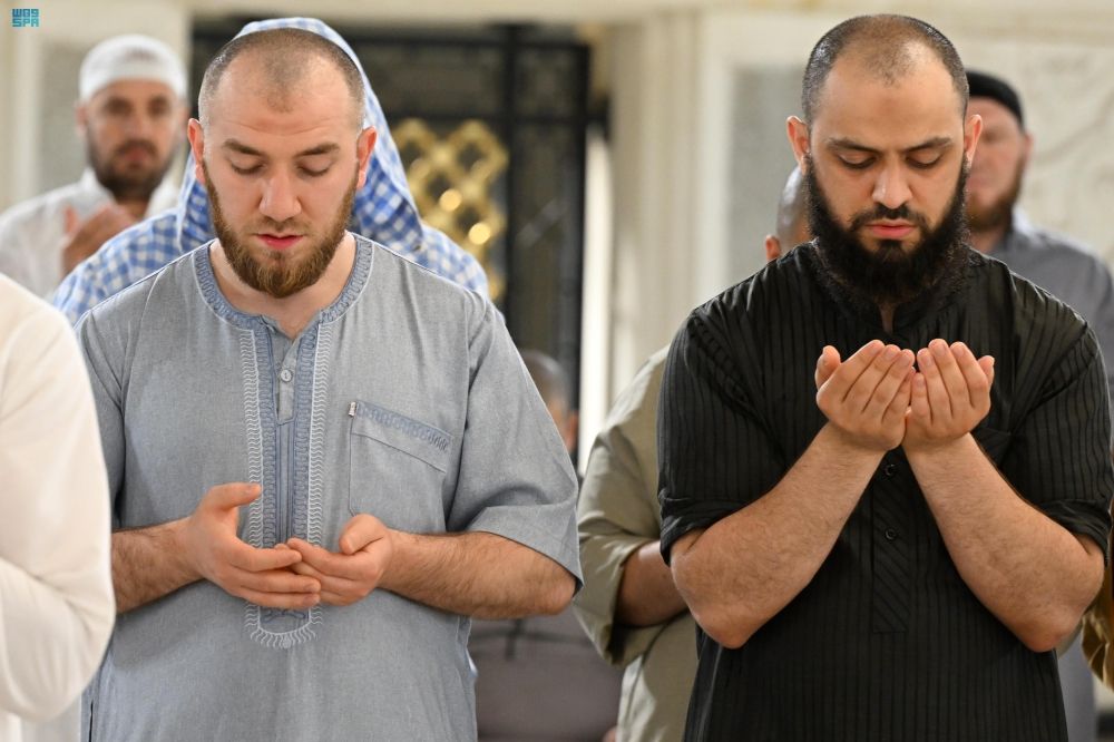 ضيوف الرحمن يشهدون ختم القرآن الكريم في المسجد الحرام - واس