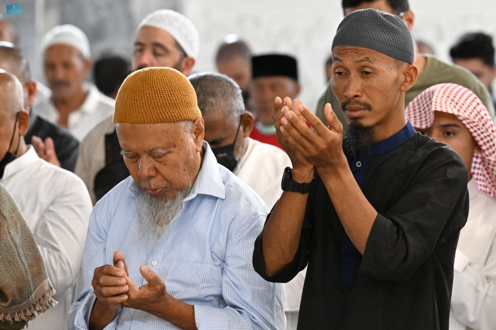 ضيوف الرحمن يشهدون ختم القرآن الكريم في المسجد الحرام - واس