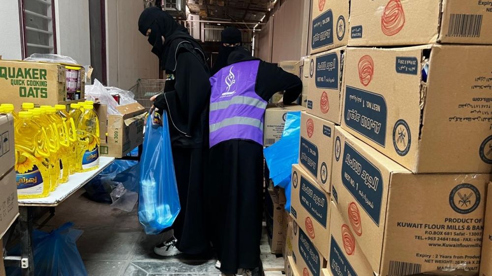 ”فتاة الأحساء“ توزع سلالاً غذائية على 950 أسرة - اليوم