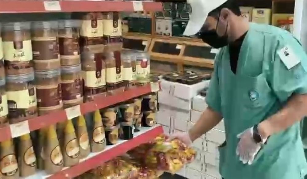 رصد عدد من المخالفات وإغلاق منشآت غذائية في الرياض - اليوم