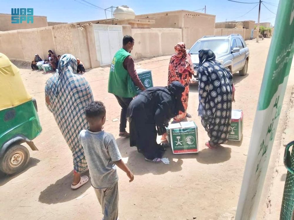 مركز الملك سلمان للإغاثة يوزّع سلالًا غذائية - واس