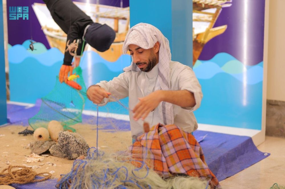 صناعة أقفاص صيد السمك وشباك الصيد ومهنة الغوص في الباحة - واس