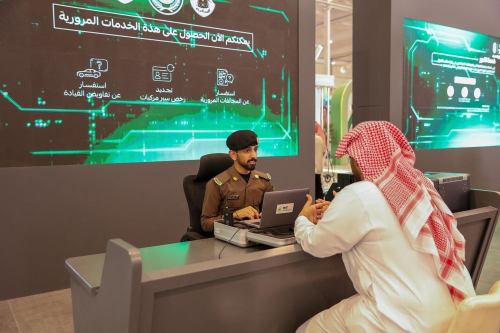 تشمل الخدمات الإجابة عن استفسارات الحوادث والمخالفات المرورية وتفاويض القيادة - إكس المرور