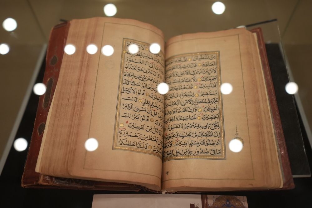 الجلال قرين الجمال.. مقتنيات مكتبة الملك عبد العزيز العامة من المصاحف الشريفة النادرة - اليوم