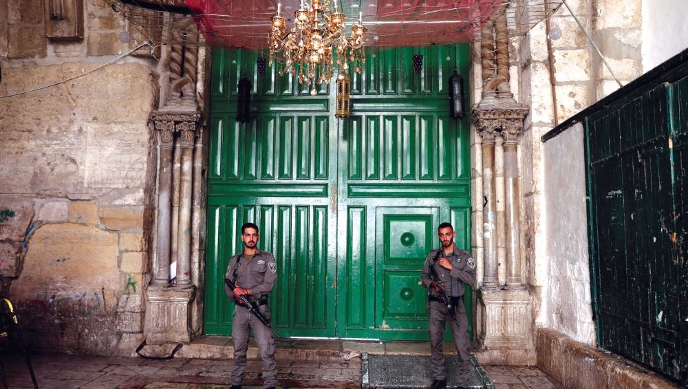 شرطة الاحتلال تفرض حصارا على جميع أبواب المسجد الأقصى (رويترز)