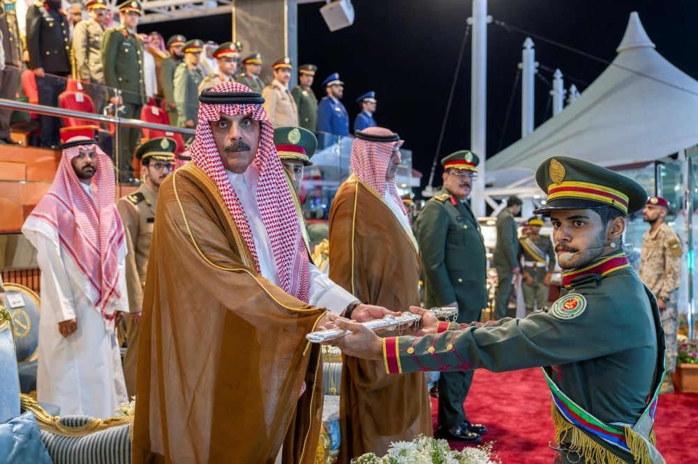نائب وزير الدفاع يرعى حفل تخريج الدفعة 22 من طلبة الدفاع الجوي - واس