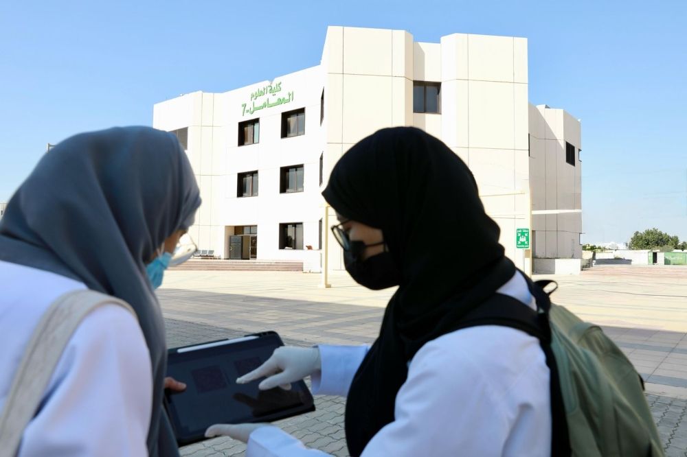 عضوتان من الفريق بحثي من كلية العلوم بجامعة جدة