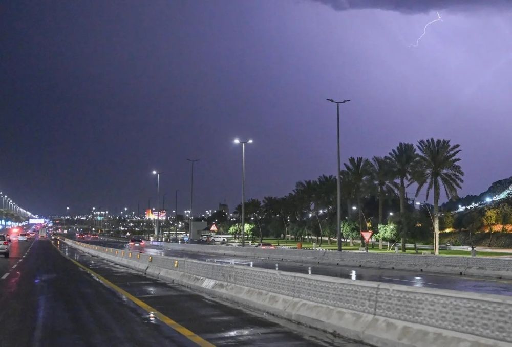 استمرار هطول أمطار رعدية متوسطة إلى غزيرة تؤدي الى جريان السيول - واس