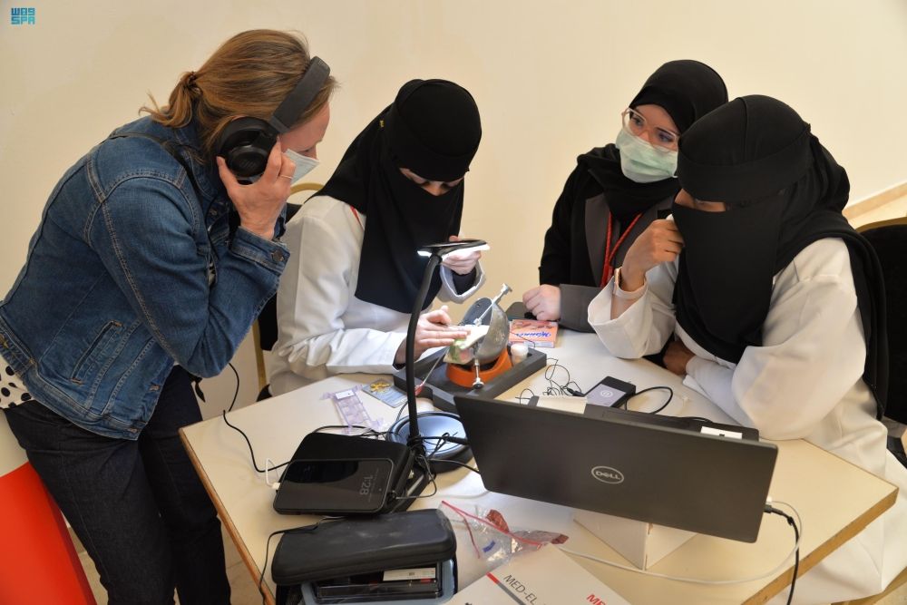 استشاريون سعوديون بطبية جامعة الملك سعود يُدربون أطباء من دول عدة على الزراعات السمعية - واس
