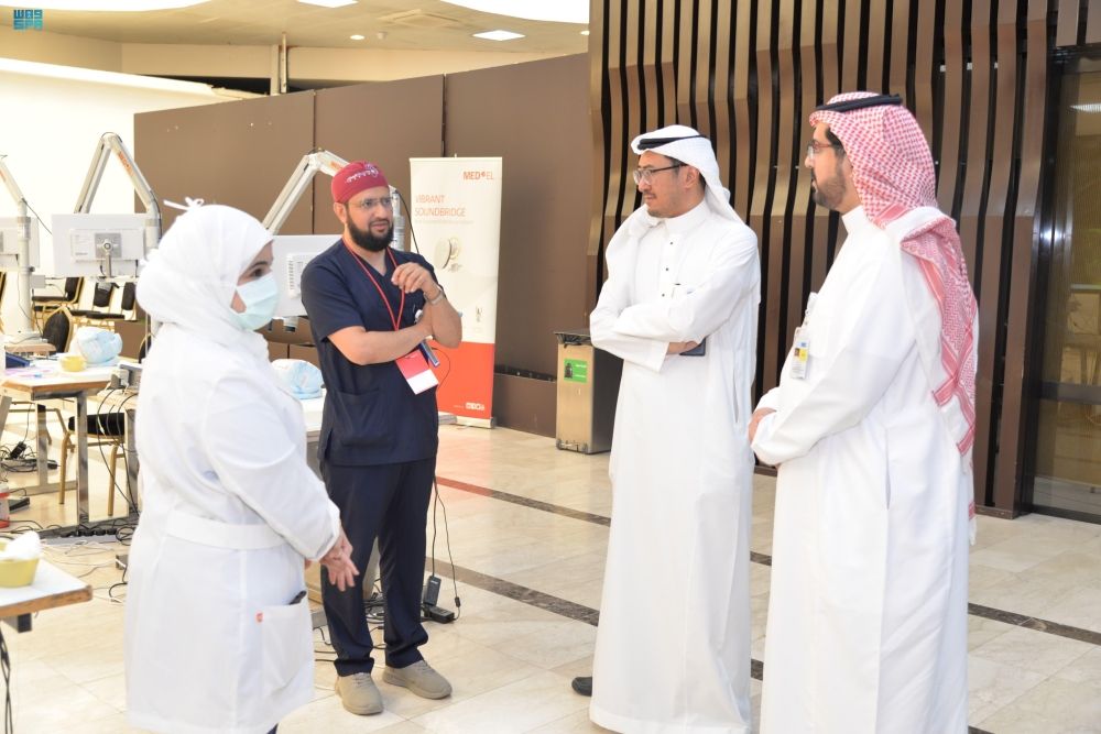 استشاريون سعوديون بطبية جامعة الملك سعود يُدربون أطباء من دول عدة على الزراعات السمعية - واس