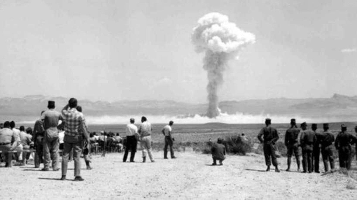 1962 - فرنسا تجري أولى تجاربها النووية في الصحراء الكبرى بالجزائر