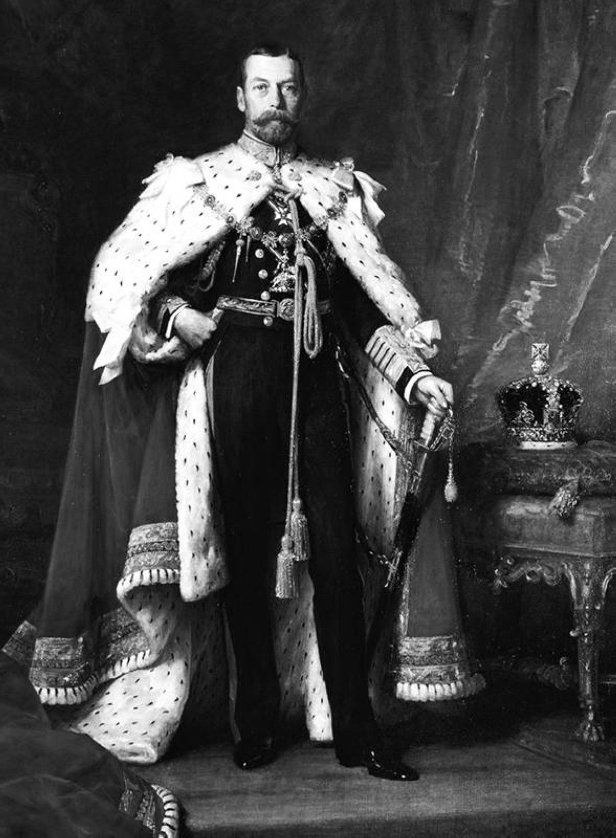 1910 جورج الخامس يتولى الحكم في المملكة المتحدة بعد وفاة والده الملك إدوارد السابع.
