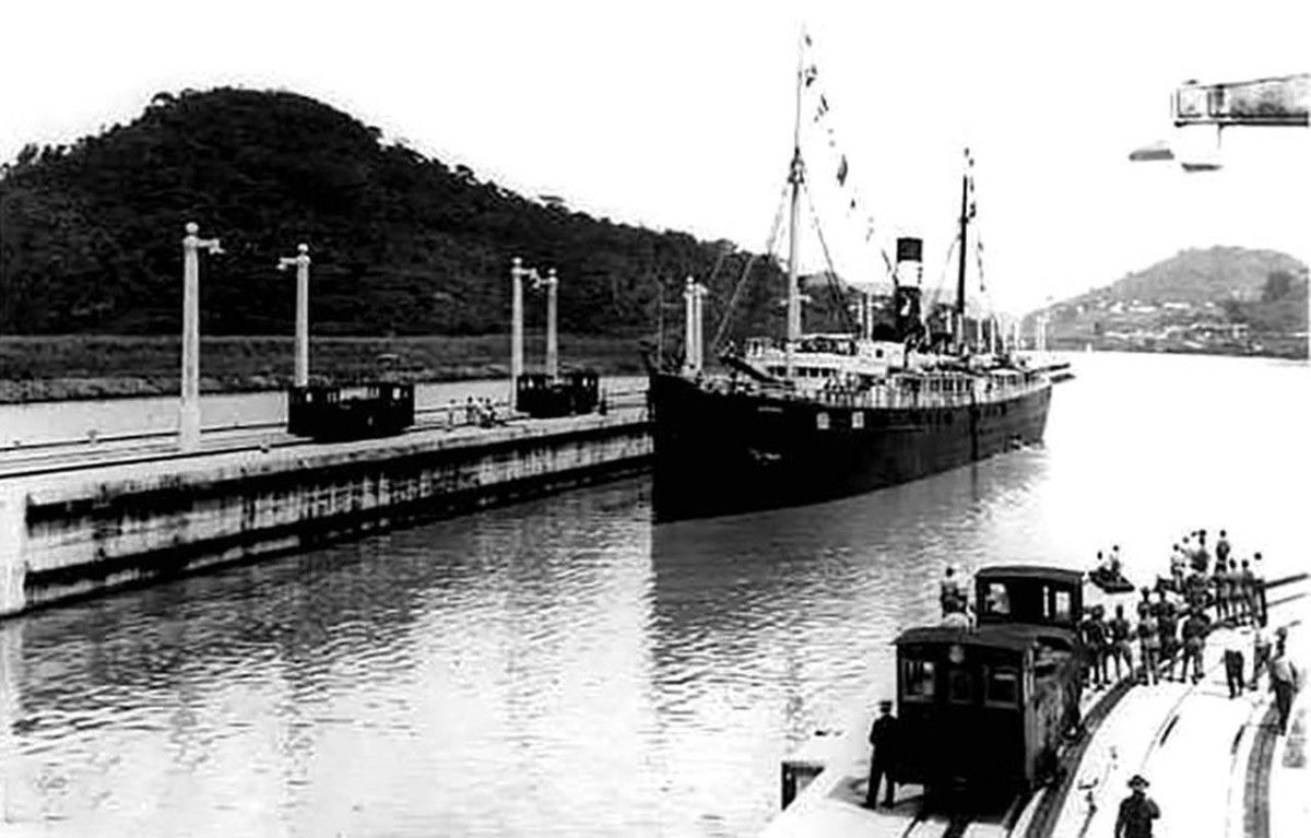 1914 عبور أول باخرة لقناة بنما.