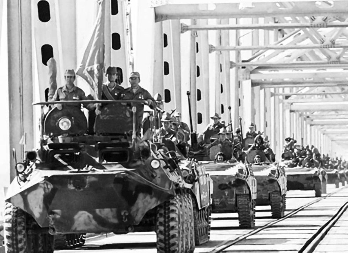 1988 الجيش السوفييتي يبدأ انسحابه من أفغانستان بعد 9 سنوات على غزوها.