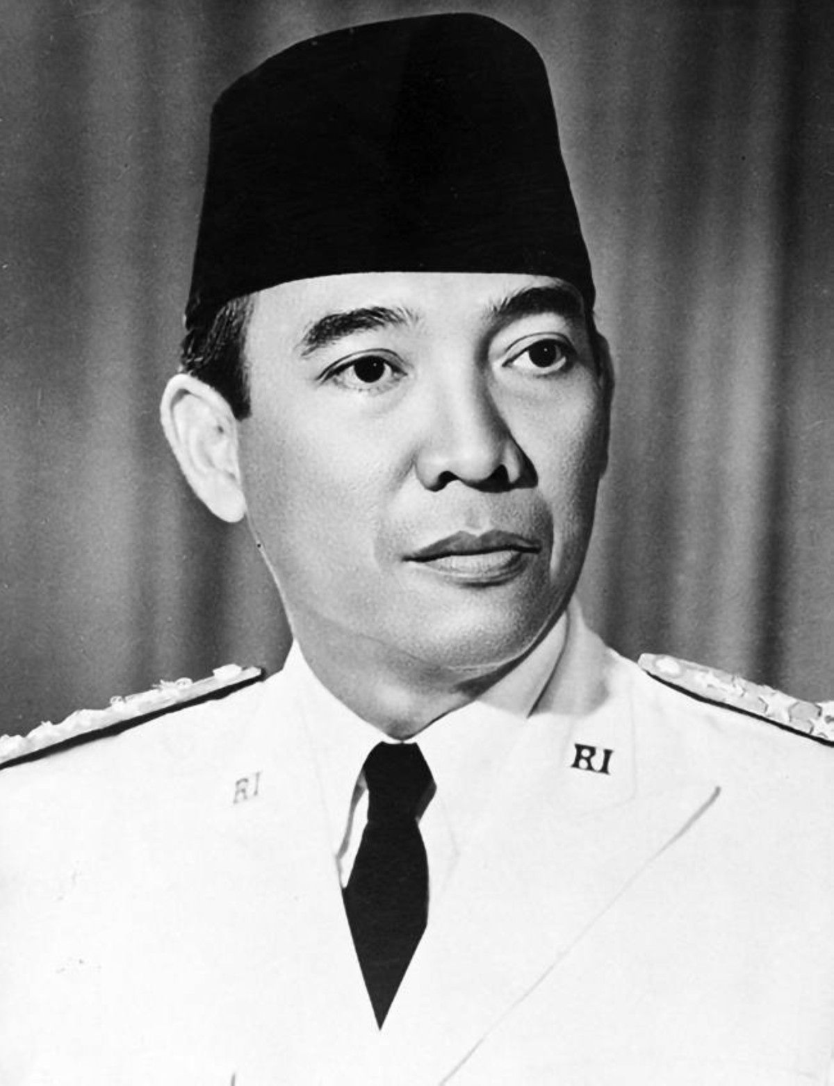 1963 انتخاب أحمد سوكارنو رئيساً لإندونيسيا مدى الحياة.