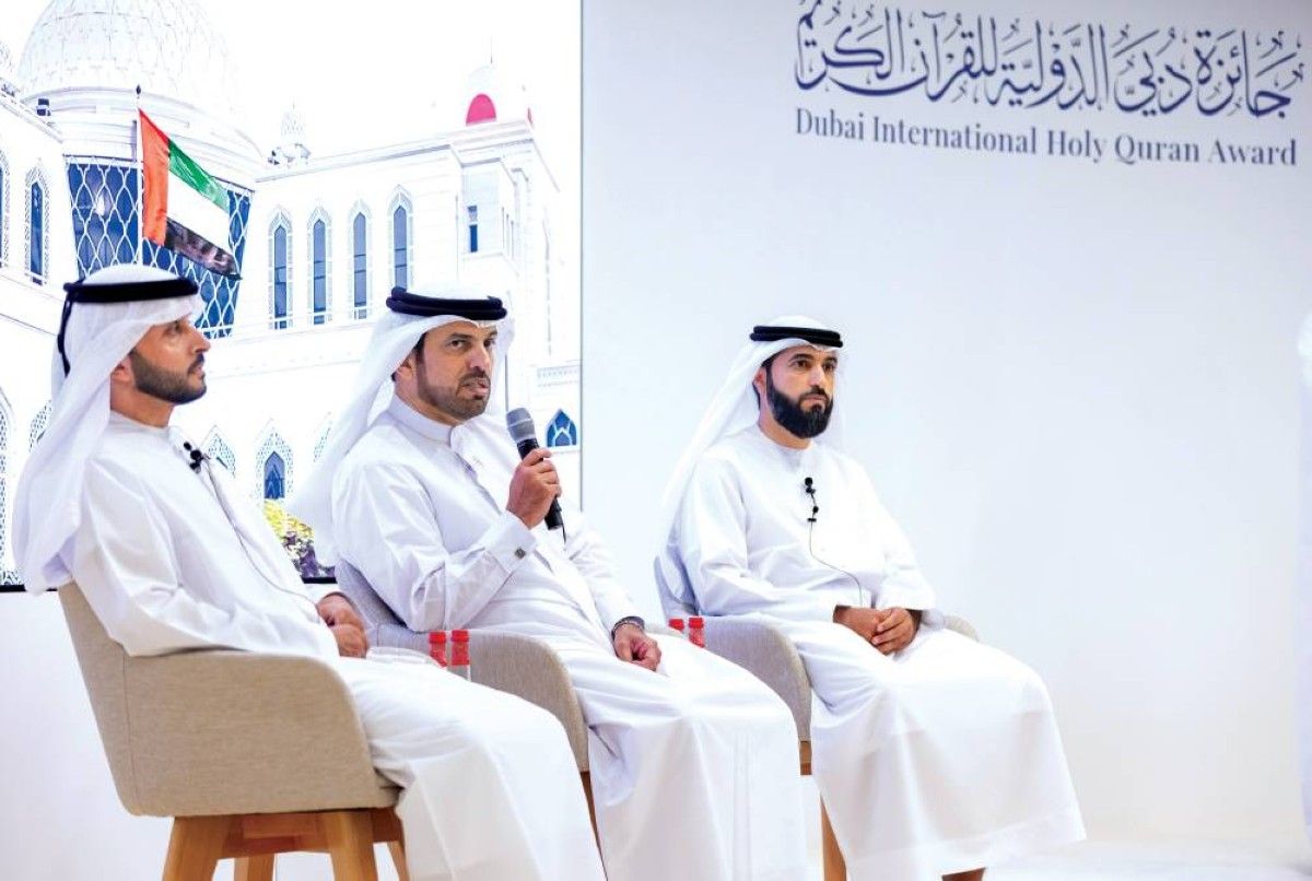 أحمد المهيري وجانب من المشاركين في المؤتمر الصحفي