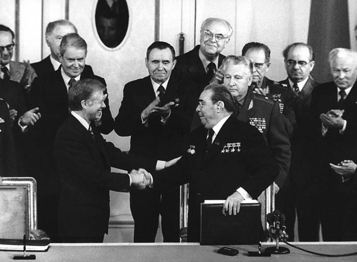 1972 توقيع أول اتفاقية بين موسكو وواشنطن للحد من انتشار الأسلحة الاستراتيجية «سالت 1».