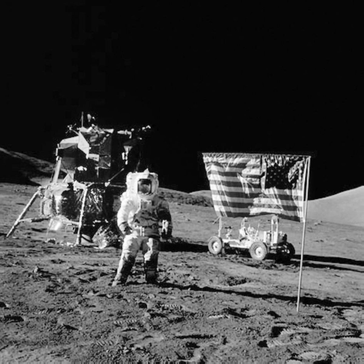 1961 الرئيس الأمريكي جون كينيدي يعلن إرسال بعثة بشرية للقمر.
