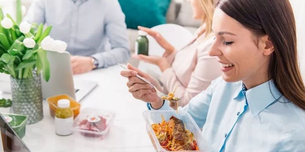 أطعمة يُفضّل تجنّبها في مكان العمل: احترام للآخرين وذوق عام