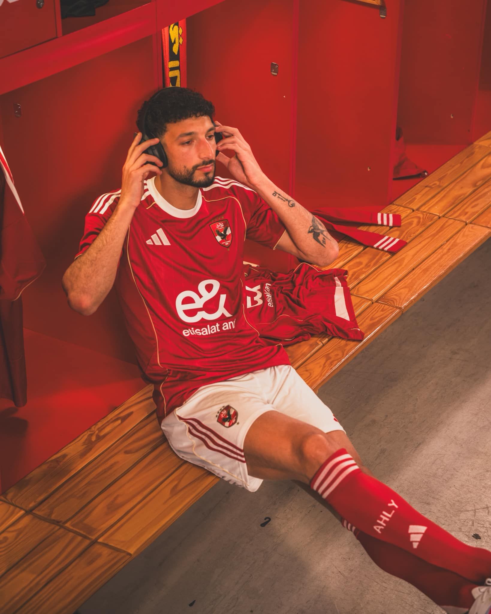 May be an image of 1 person, playing soccer, playing football and text that says 'טימורע သိ מ. ိမ် حها s0 etisalat evisalatan an' AHL AHLY Y'
