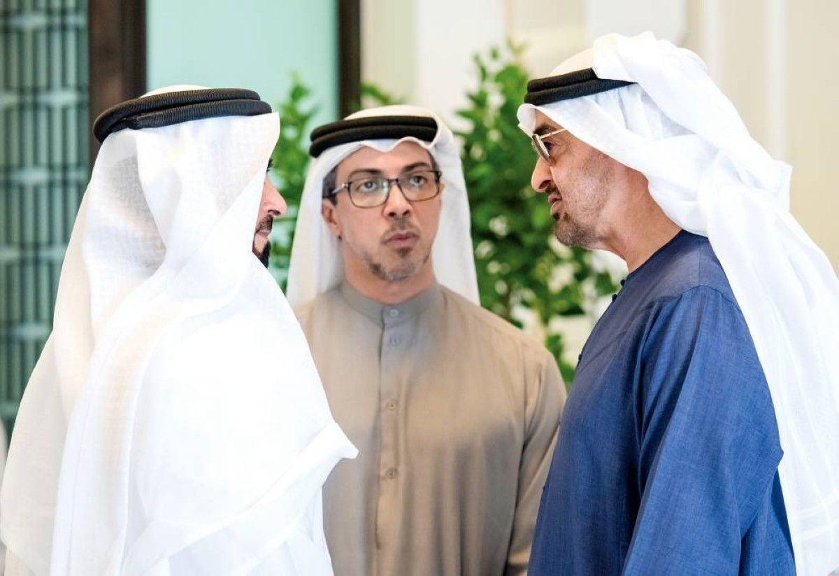محمد بن زايد في حديث مع منصور وسيف بن زايد