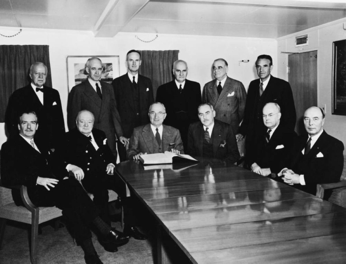 1947 - وزير خارجية أمريكا جورج مارشال يعلن خطته لإعادة إعمار أوروبا بعد الحرب العالمية الثانية.