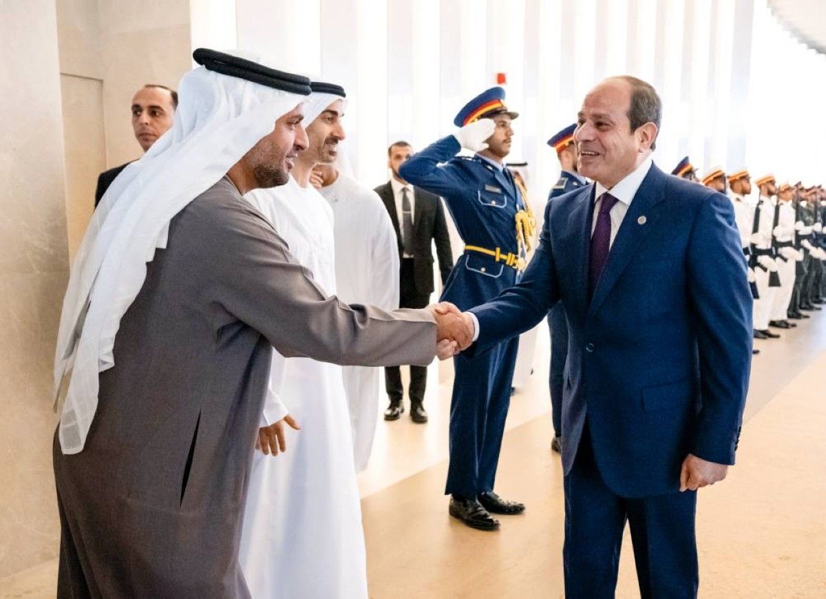 السيسي وفي استقباله حمدان بن محمد بن زايد ومحمد بن حمد بن طحنون
