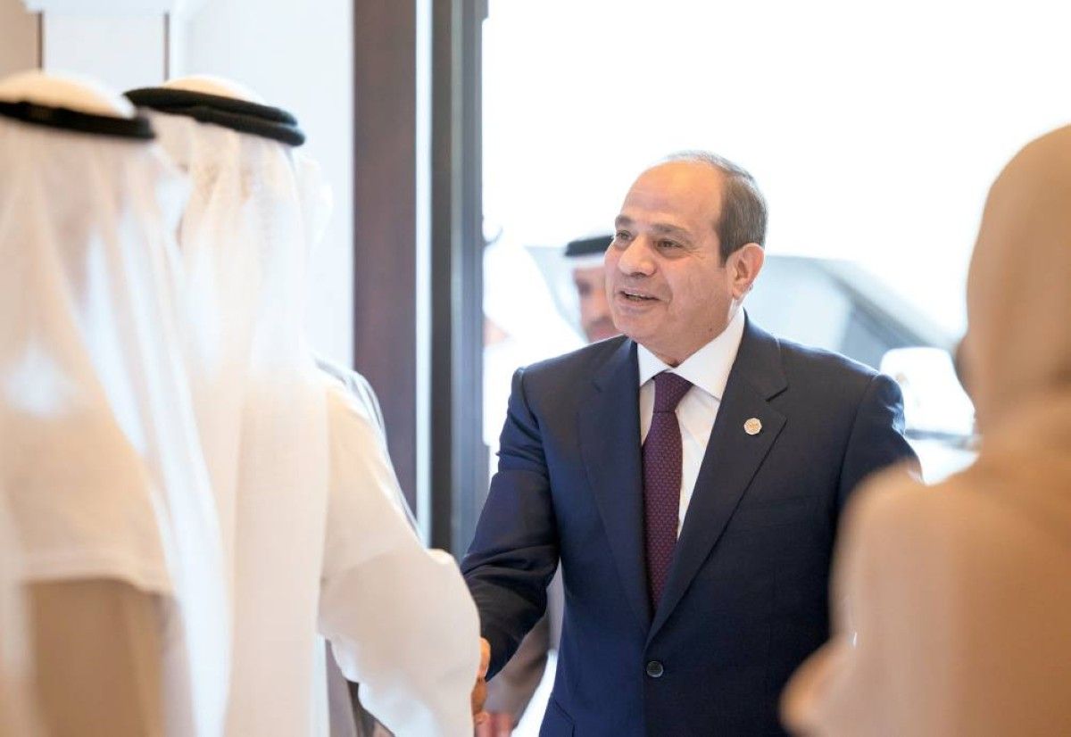 السيسي مصافحاً مستقبليه