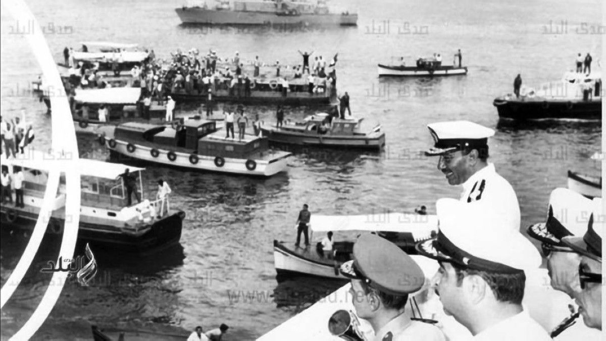 1975 - مصر تعيد افتتاح قناة السويس من جديد بعد جلاء الإسرائيليين منها وذلك مع عبور أول سفينة منذ ثماني سنوات.