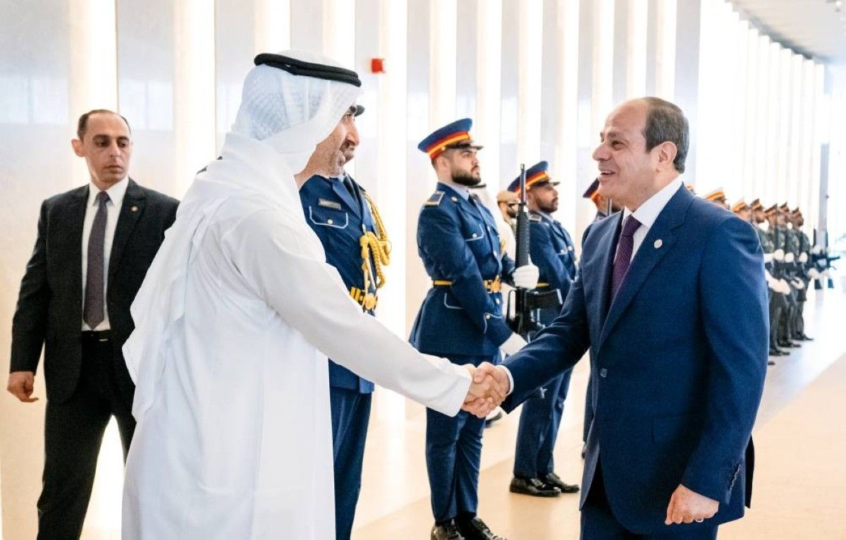 عبدالفتاح السيسي مصافحاً حمدان بن محمد بن زايد