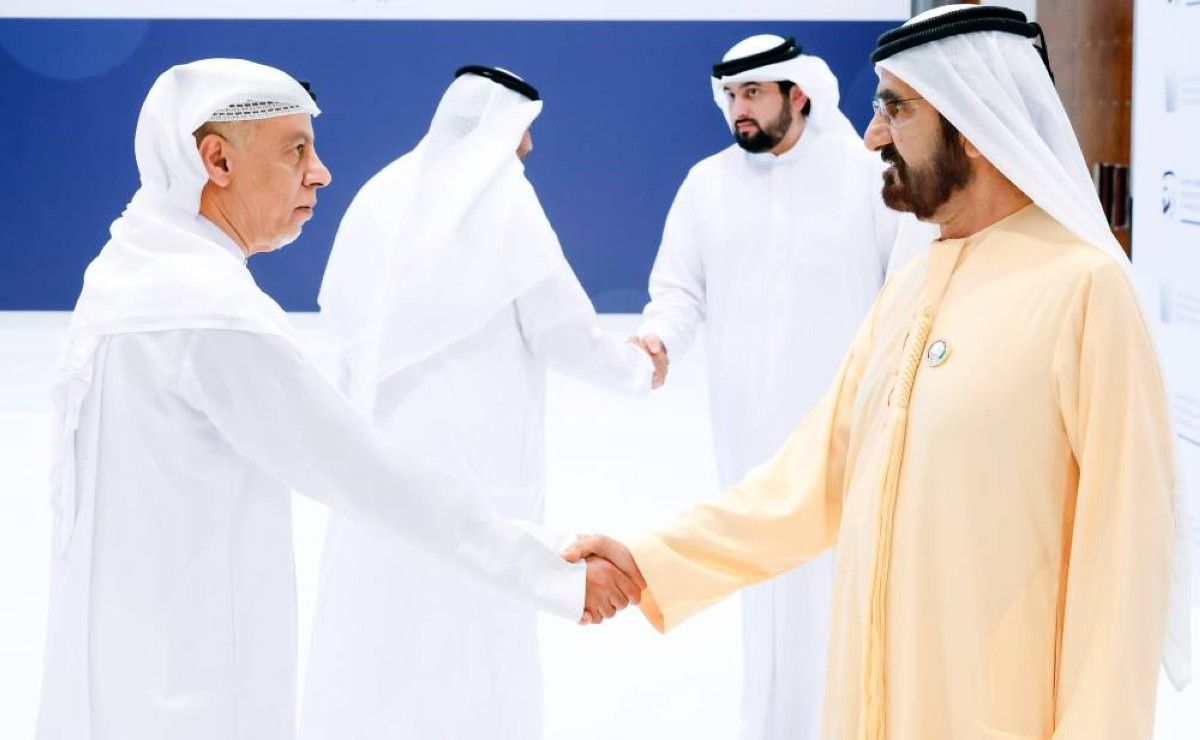 محمد بن راشد مصافحاً ناصر لوتاه بحضور أحمد بن محمد
