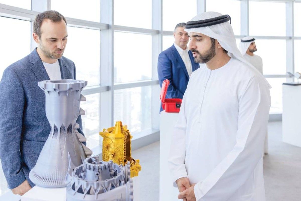 حمدان بن محمد يطلع على أحد النماذج المستخدمة في القطاع