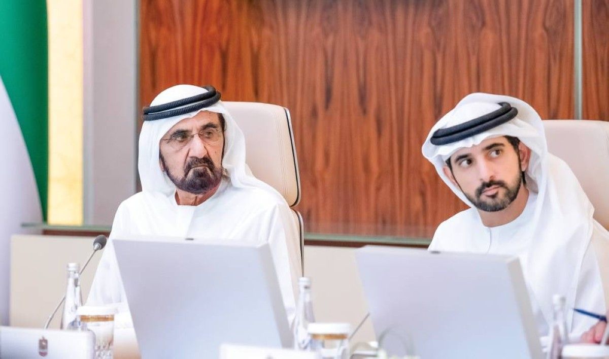 محمد بن راشد خلال ترؤسه الاجتماع بحضور حمدان بن محمد