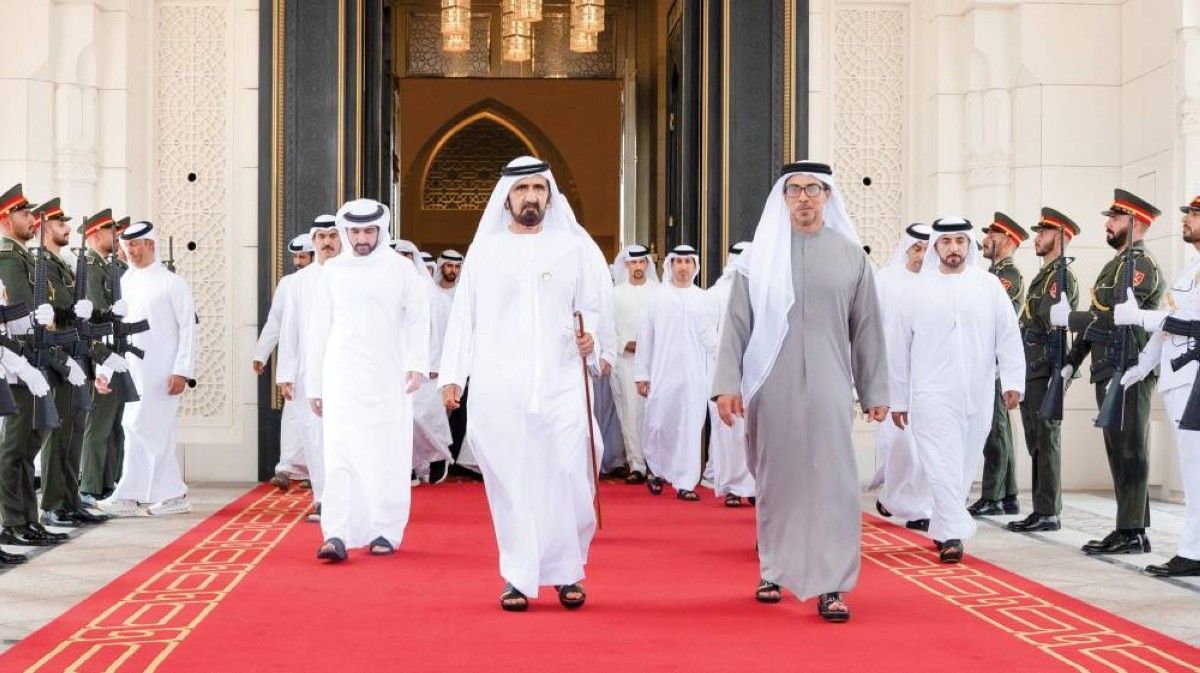 محمد بن راشد لدى وصوله قصر الوطن بحضور منصور بن زايد وحمدان بن محمد وعمر العلماء وسلطان السبوسي
