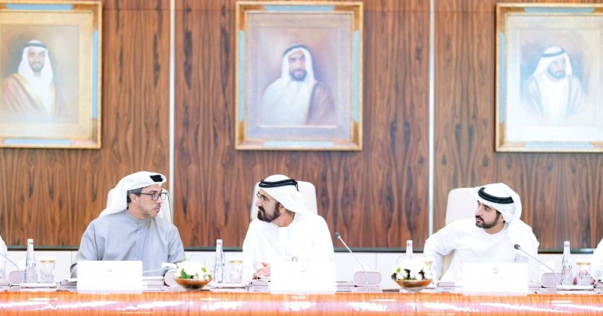 محمد بن راشد في حديث مع منصور بن زايد بحضور حمدان بن محمد