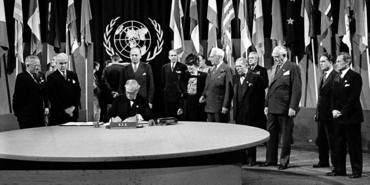 1945 التوقيع على ميثاق الأمم المتحدة في سان فرانسيسكو.