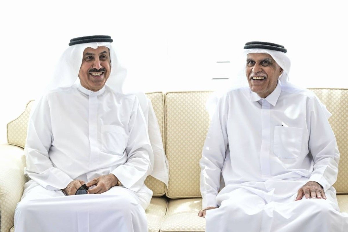 صقر غباش خلال تقديم واجب العزاء إلى إبراهيم عبيدالله