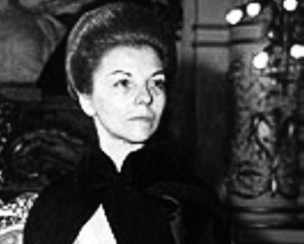 1974 - إيزابيلا بيرون تقسم اليمين كأول رئيسة للأرجنتين.