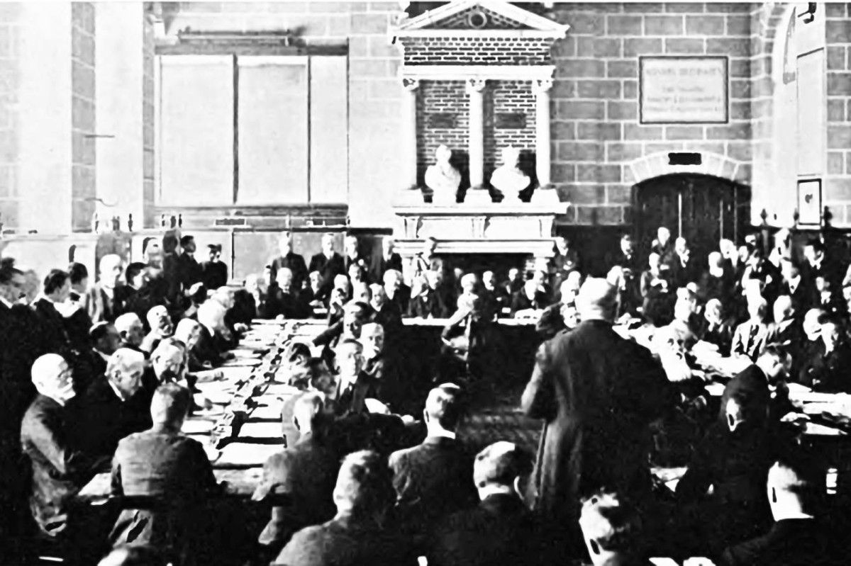 1919 التوقيع على معاهدة فرساي ونهاية الحرب العالمية الأولى.